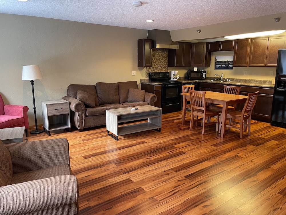 2 Queen Bed, 1 Queen Sofa, Apartment, Full Kitchen, NO PETS, Non-Smoking photo 1