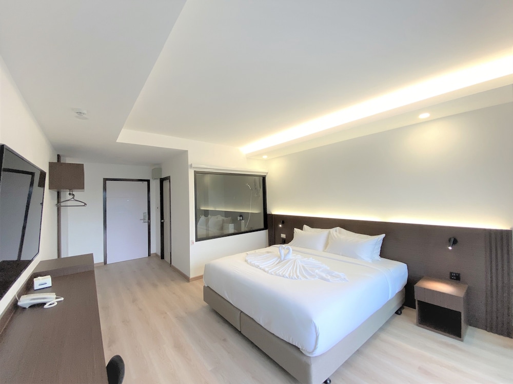 Deluxe Room, 1 King Bed, Bathtub - Photo 1