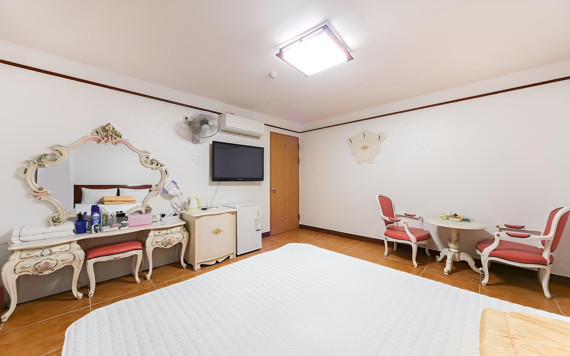 Room (Standard Room) - Photo 11