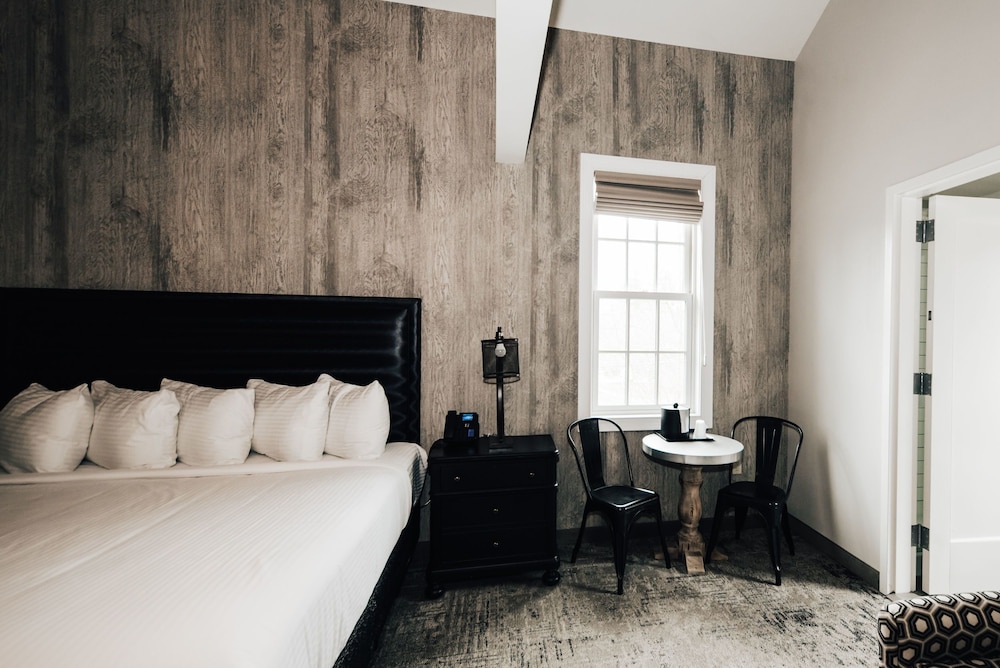 Deluxe King Suite photo 3