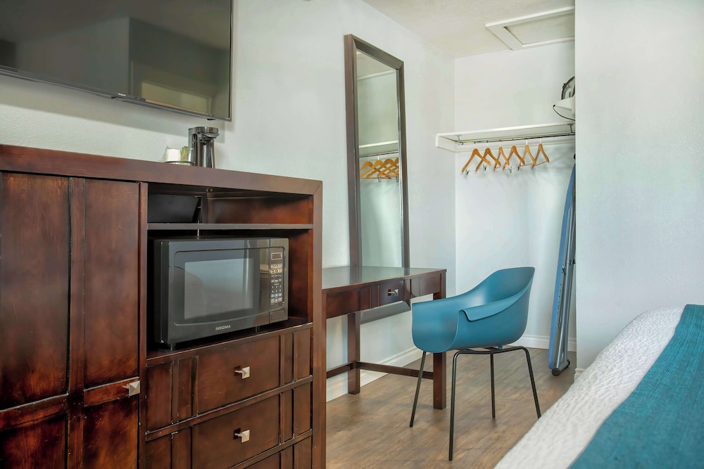 Deluxe Room, 1 King Bed, Accessible, Non Smoking photo 2