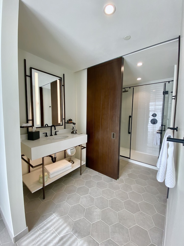 Premium Room, 1 King Bed, Balcony - Photo 8