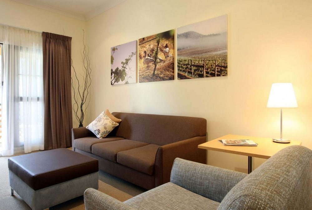 Basic Room, 1 King Bed photo 2