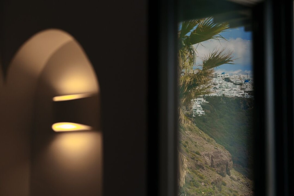 Traditional Suite, Jetted Tub (Caldera View) - Photo 2