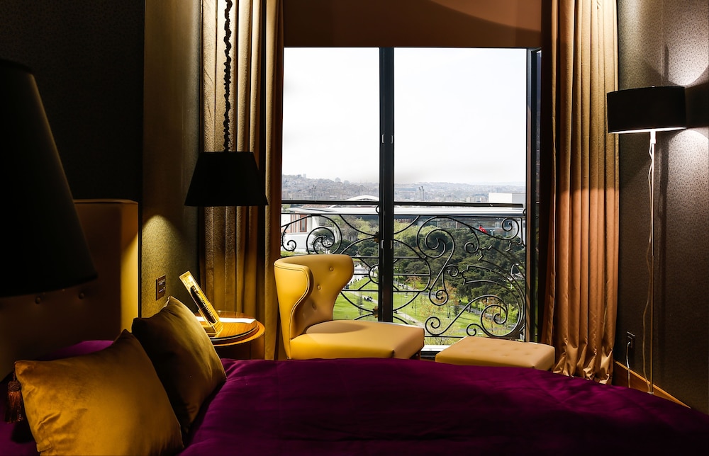 Deluxe King Suite - Photo 2