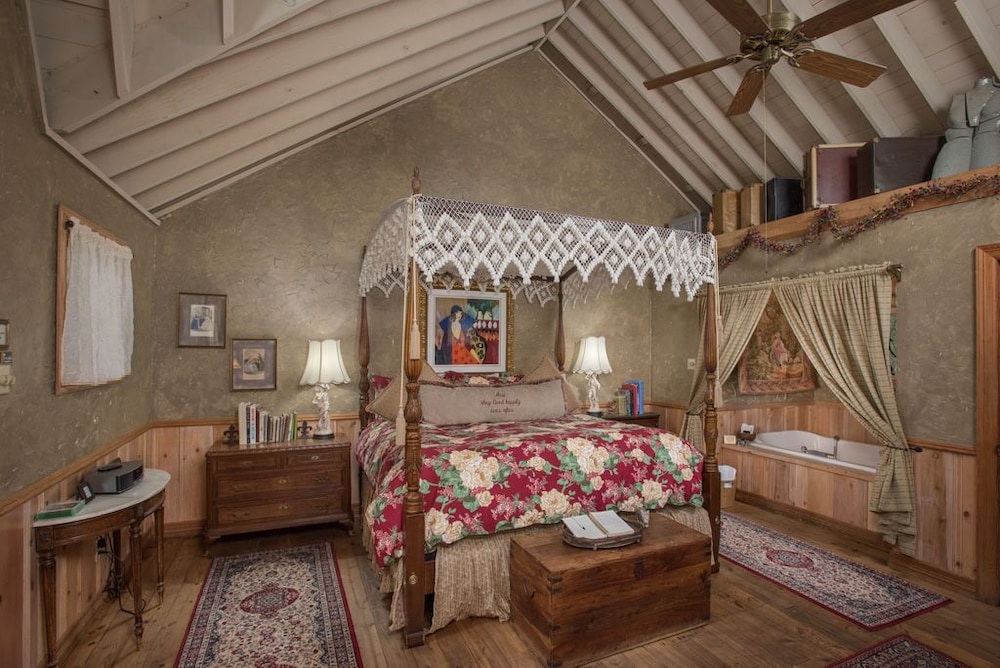 Classic Cabin, 1 King Bed, Jetted Tub (France) photo 1