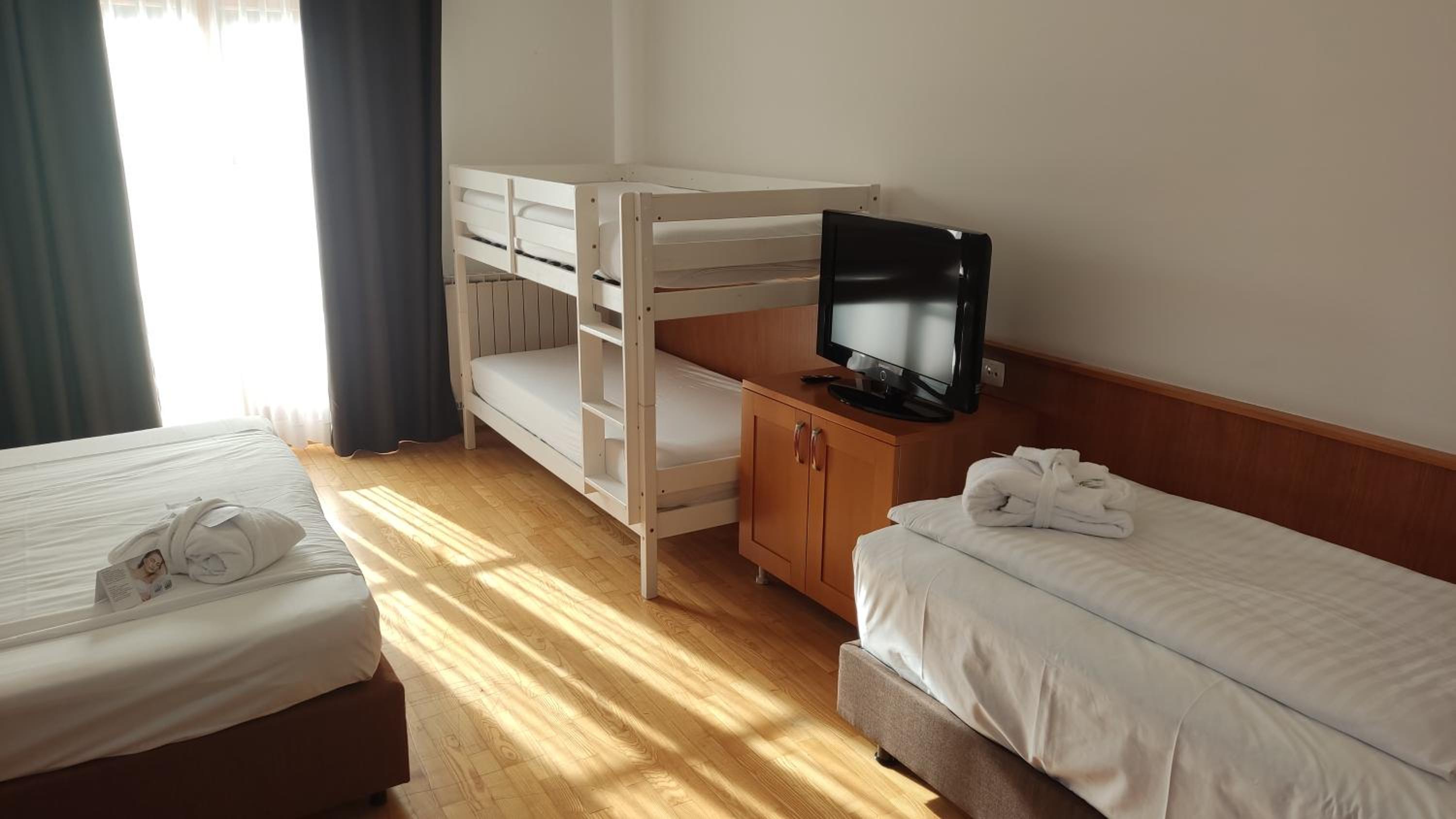 Family Deluxe Room with Balcony - Photo 5