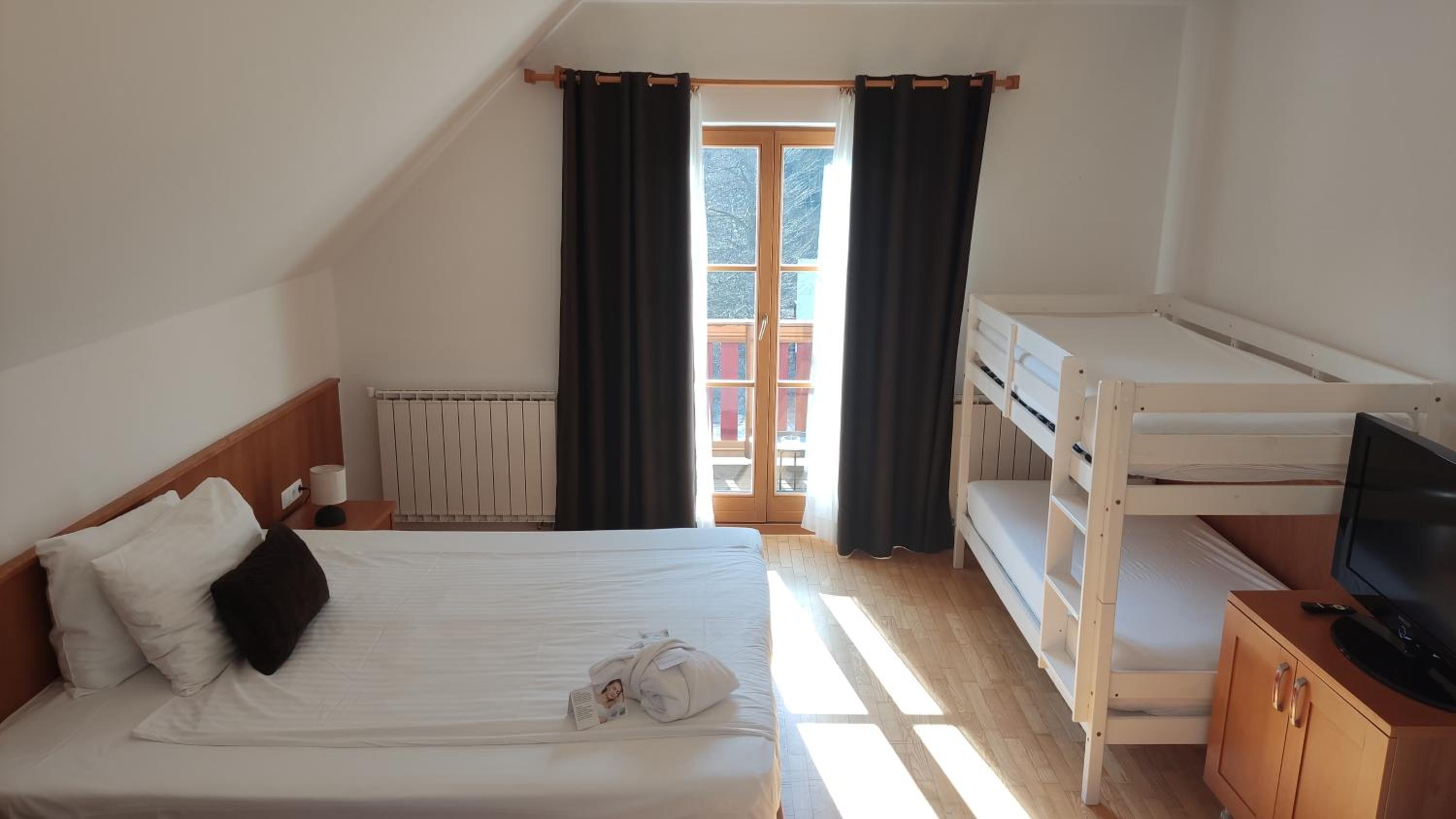 Family Deluxe Room with Balcony - Photo 3