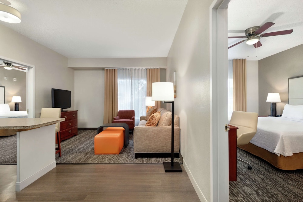 Suite, Accessible, Non Smoking (Mobility & Hearing, Roll-in Shower) - Photo 3