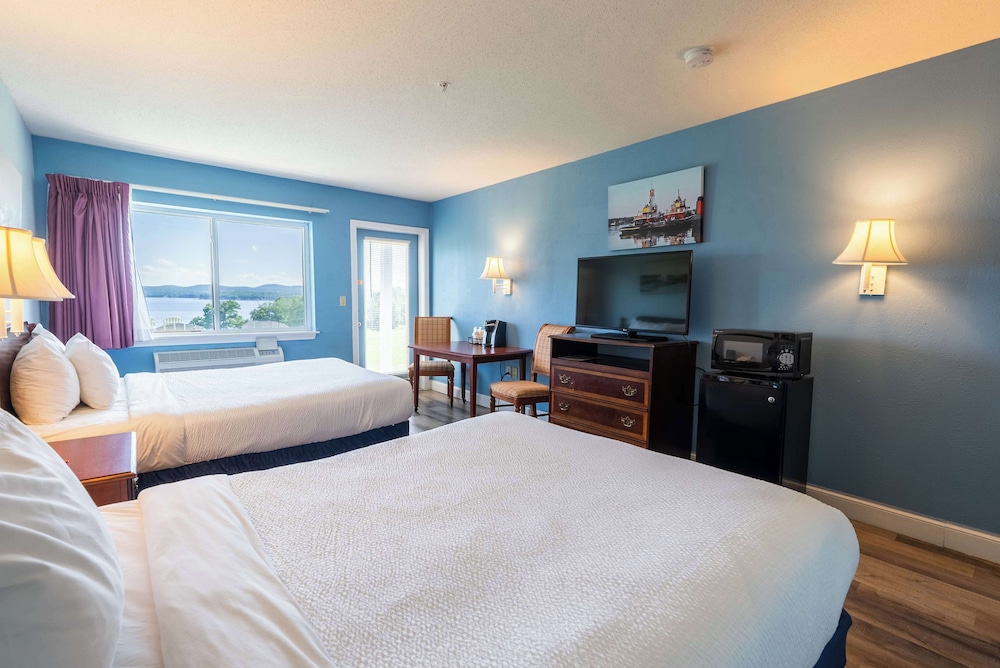 Standard Room, 2 Queen Beds, Bay View, Ground Floor - Photo 9
