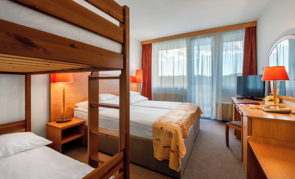 Standard Quadruple Room, City View