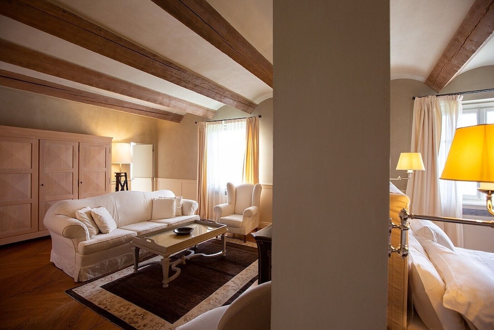 Deluxe Suite, 1 Queen Bed with Sofa bed photo 2