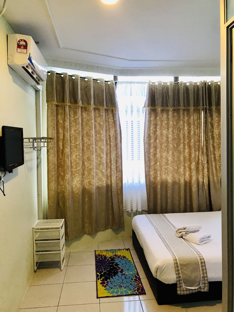 Queen Room photo 2