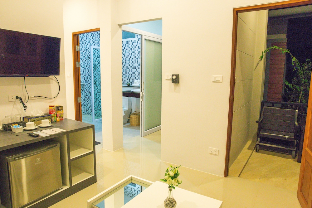 Deluxe Villa With Private Garden - Photo 4