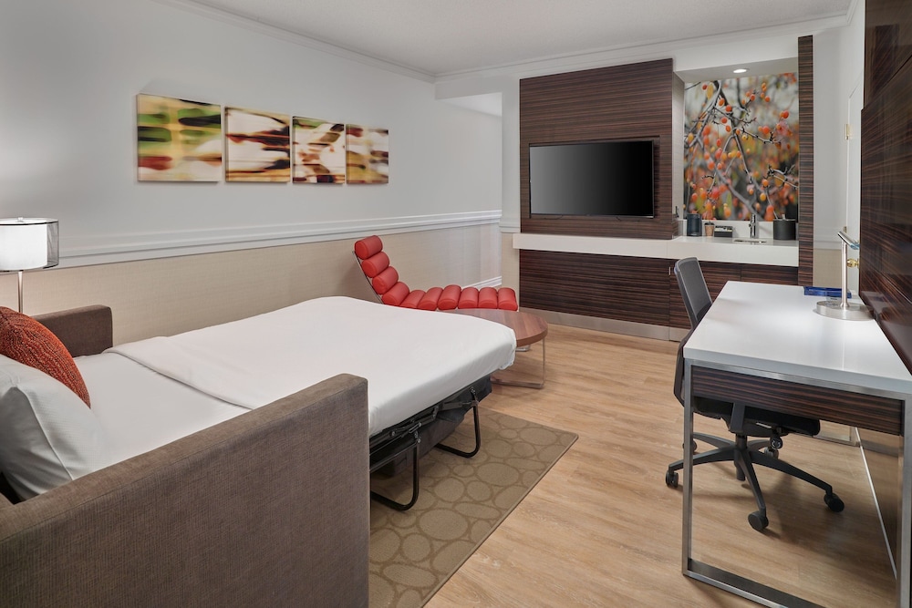 Executive Suite, 1 Queen Bed with Sofa bed - Photo 3