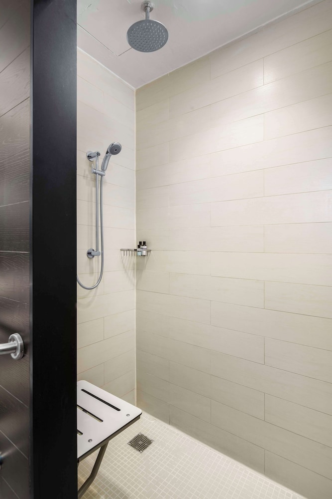 Room, 1 King Bed, Accessible (Times Square View, Roll-In Shower)