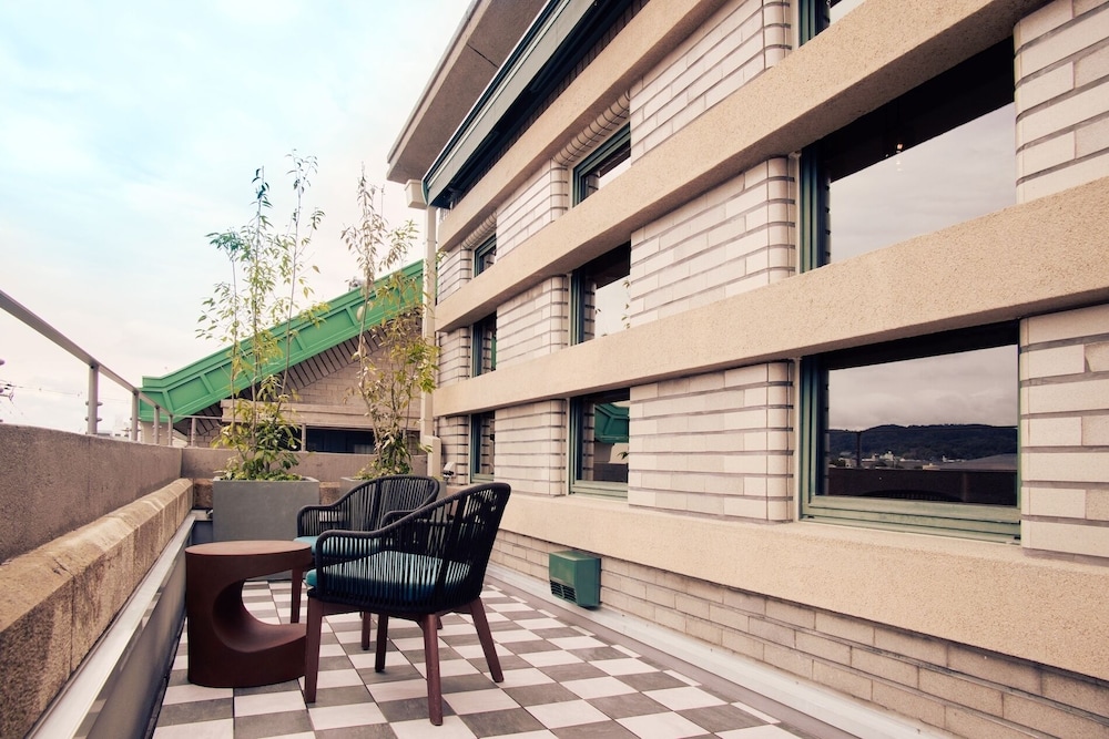 Balcony King with Free Lounge Access (former Nintendo headquarter), Non smoking - Photo 9