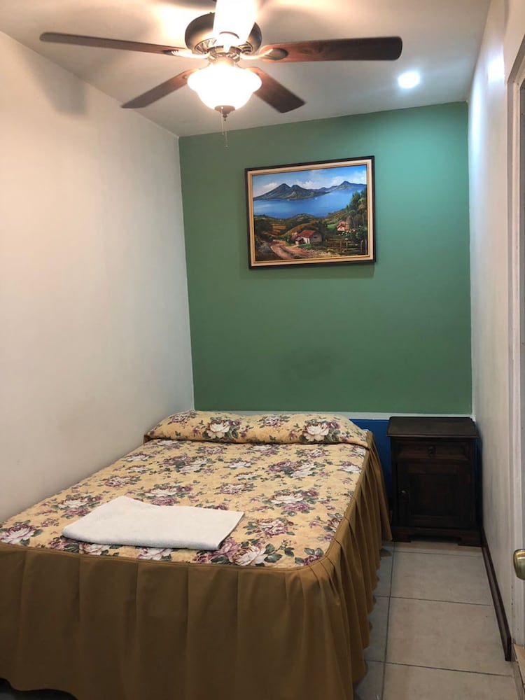 Basic Double Room Single Use, 1 Large Twin Bed, Private Bathroom photo 1