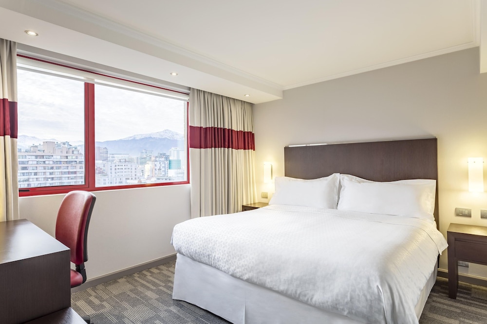 Deluxe Suite, 1 King Bed, Corner - Photo 2