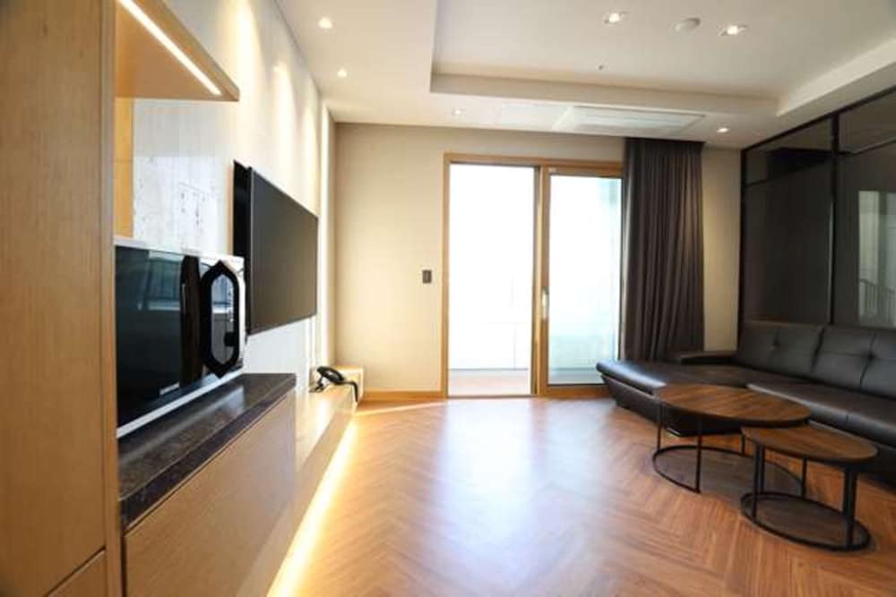 Royal Suite, Lake View (Partial Ocean+Lake View) - Photo 2
