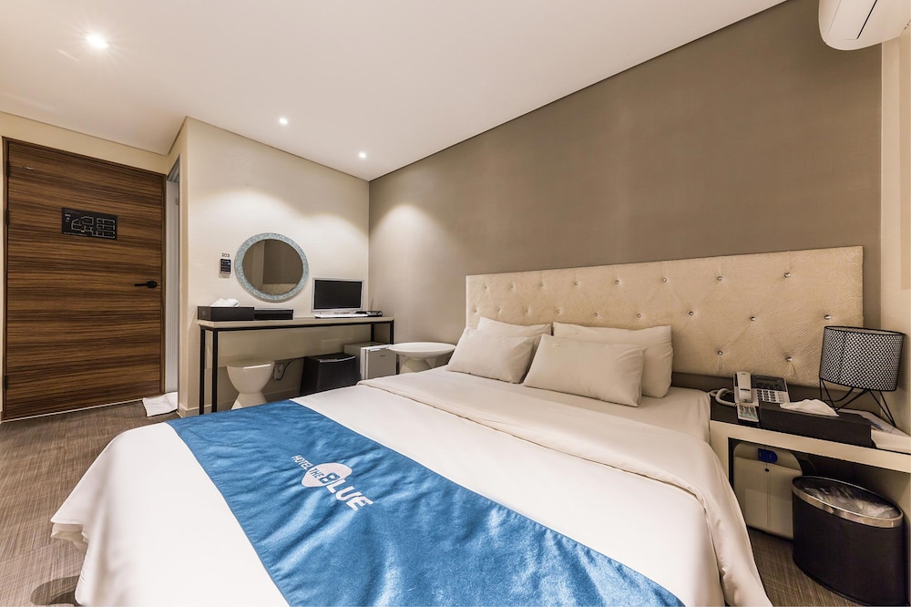 Standard Room, 1 Queen Bed, Smoking, Private Bathroom