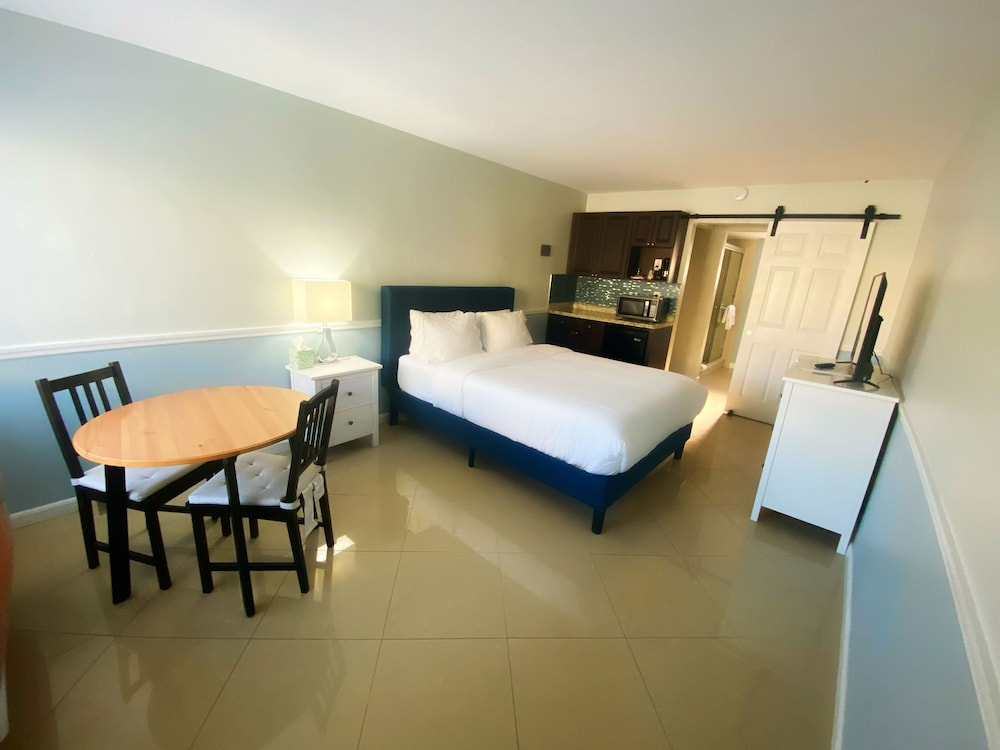 Standard Room, Pool View photo 3