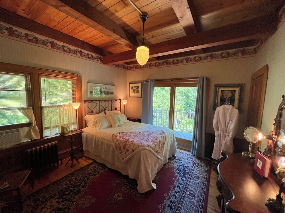 Double Room, 1 Queen Bed, Balcony, Lake View photo 1