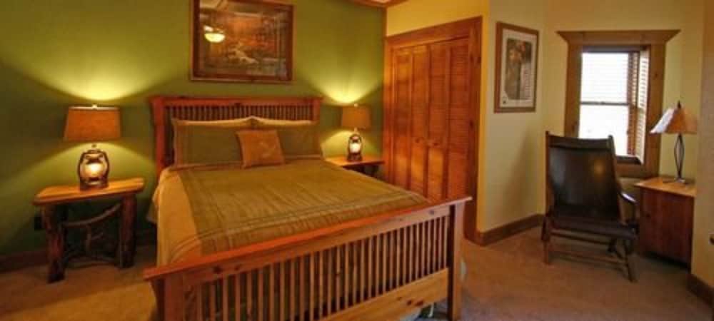 Wineberry Cabin Suite, 1 King Bed and 2 pull-out Sofas, Full Kitchen, Fireplace, Jetted Tub