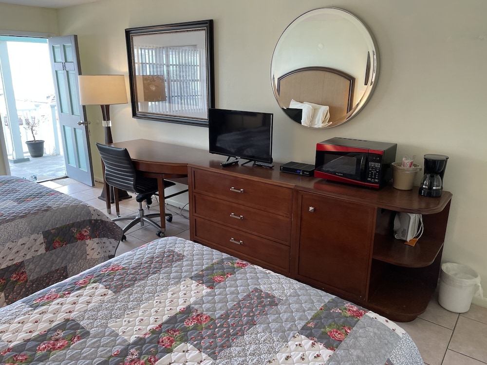 Standard Room, 2 Double Beds, Partial Ocean View photo 2