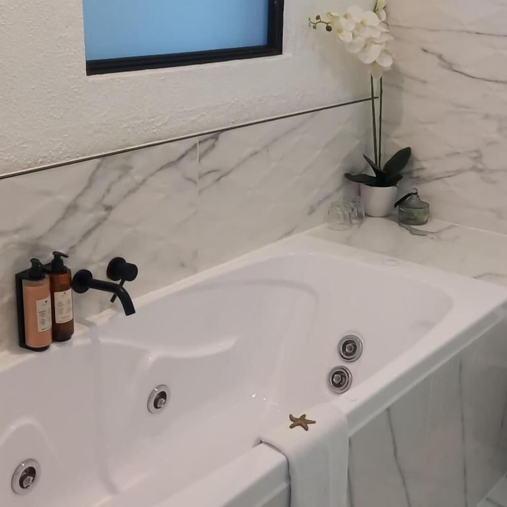 Bath Suite - Photo 2