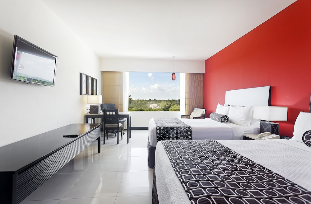 Junior Suite, 2 Queen Beds (Crowne) - Photo 2