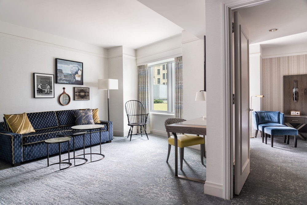 Luxury Suite, 1 Bedroom (Mobility Accessible, Roll-In Shower)