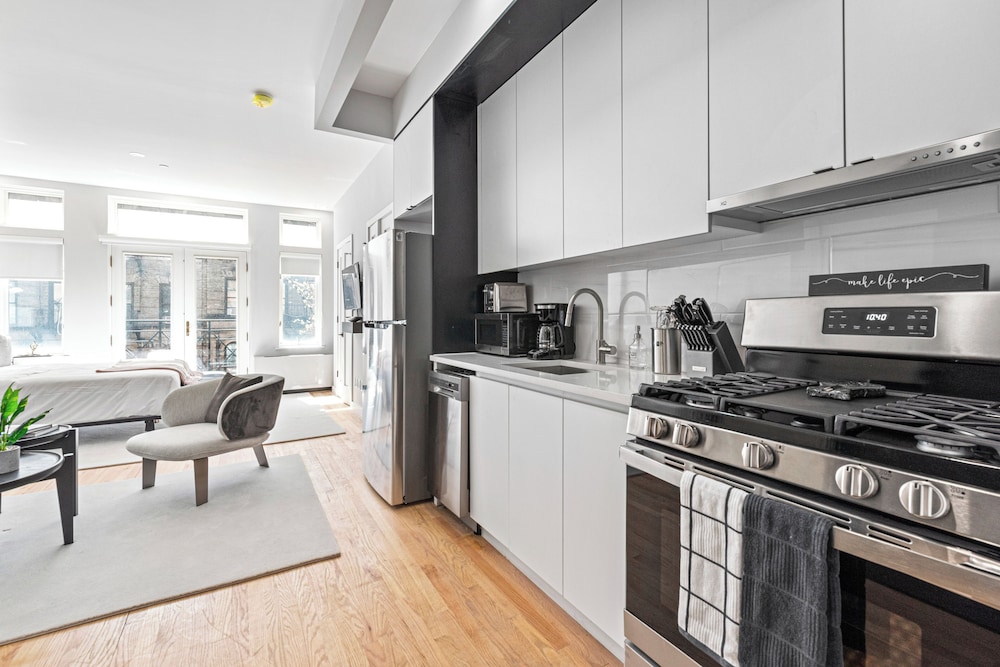 Deluxe Studio, 1 Queen Bed with Sofa bed, Kitchen, City View photo 2