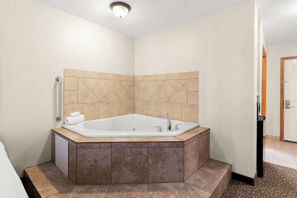 Standard Room, 1 King Bed, Non Smoking, Jetted Tub photo 2