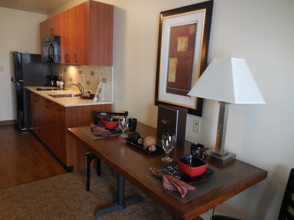 Queen Studio with Kitchenette photo 3