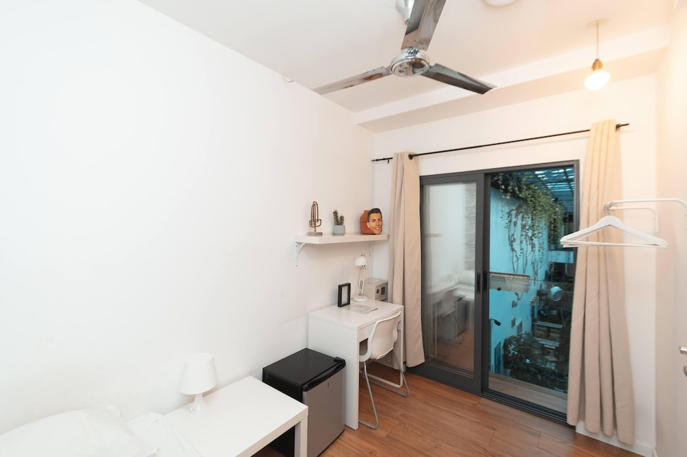 Single Room, Shared Bathroom photo 3