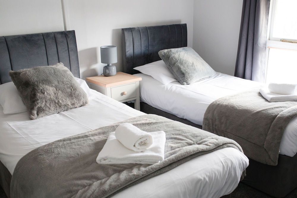Classic Twin Room, Ensuite photo 2