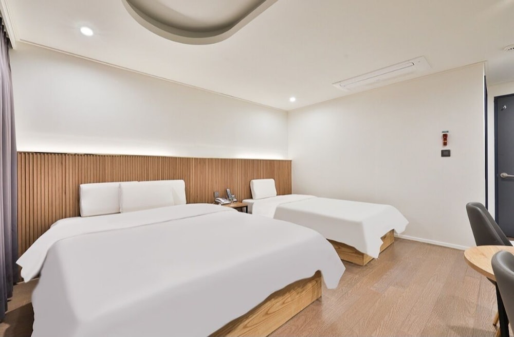 Standard Twin Room - Photo 4