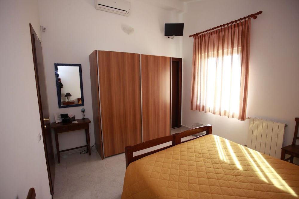Double or Twin Room - Photo 5