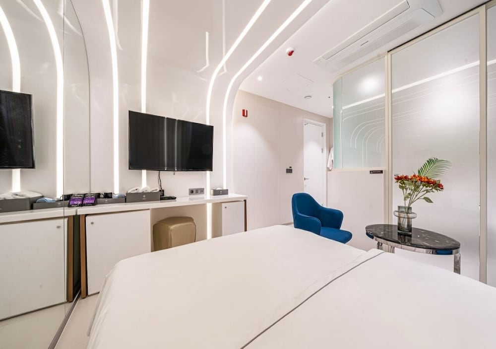 Deluxe Double Room (Netflix/ Youtube Available on TV) - Photo 3