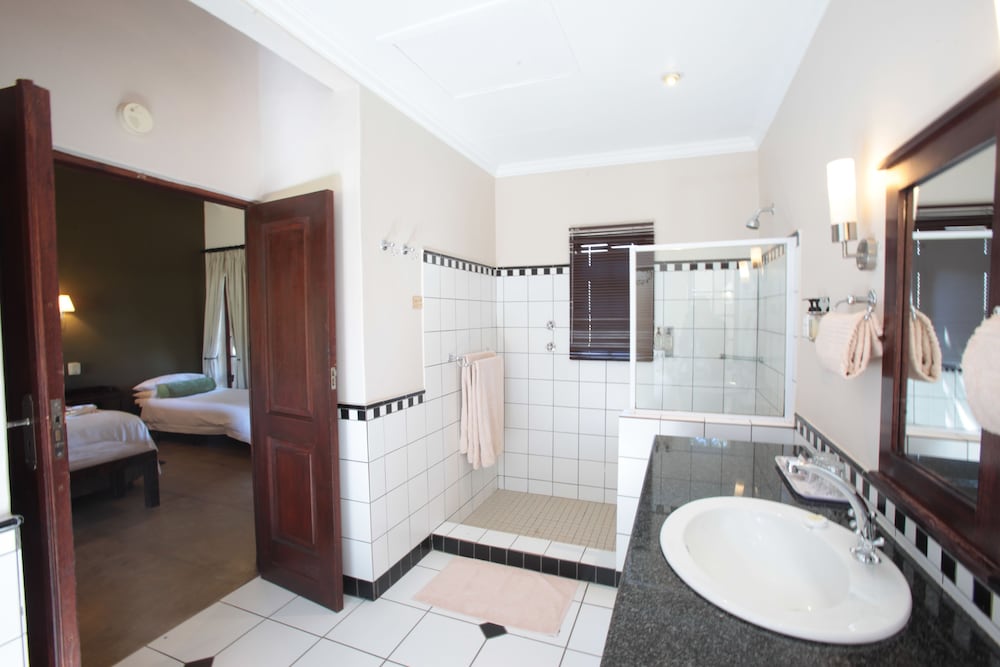 Deluxe Room - Photo 5