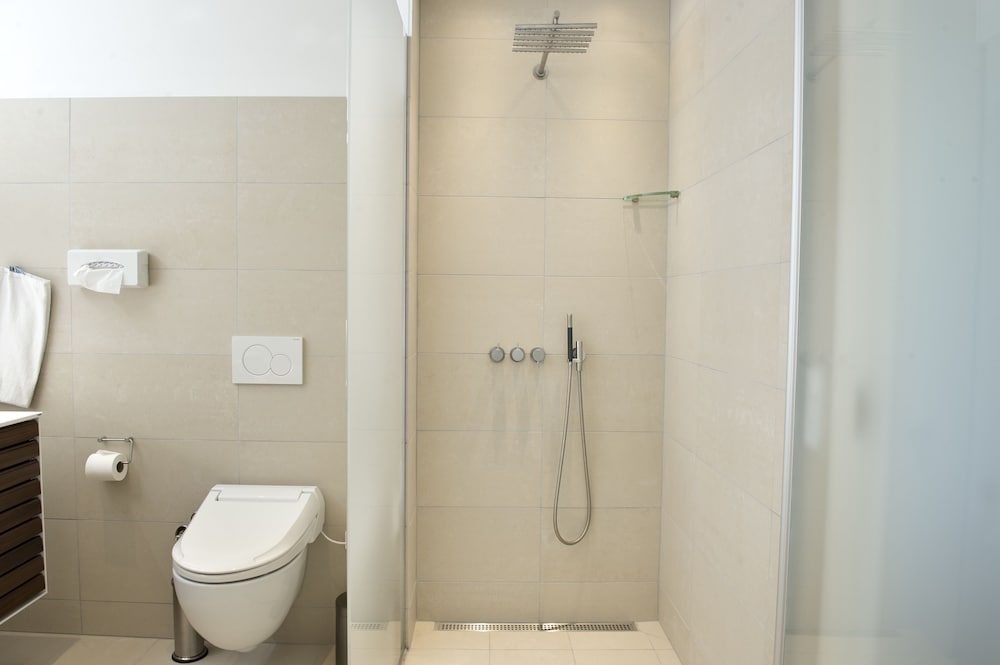Suite, Jetted Tub, Lake View - Photo 11