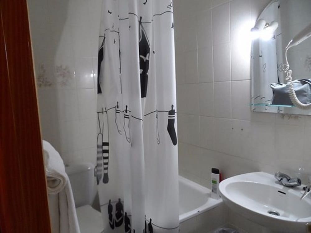 Double or Twin Room - Photo 7