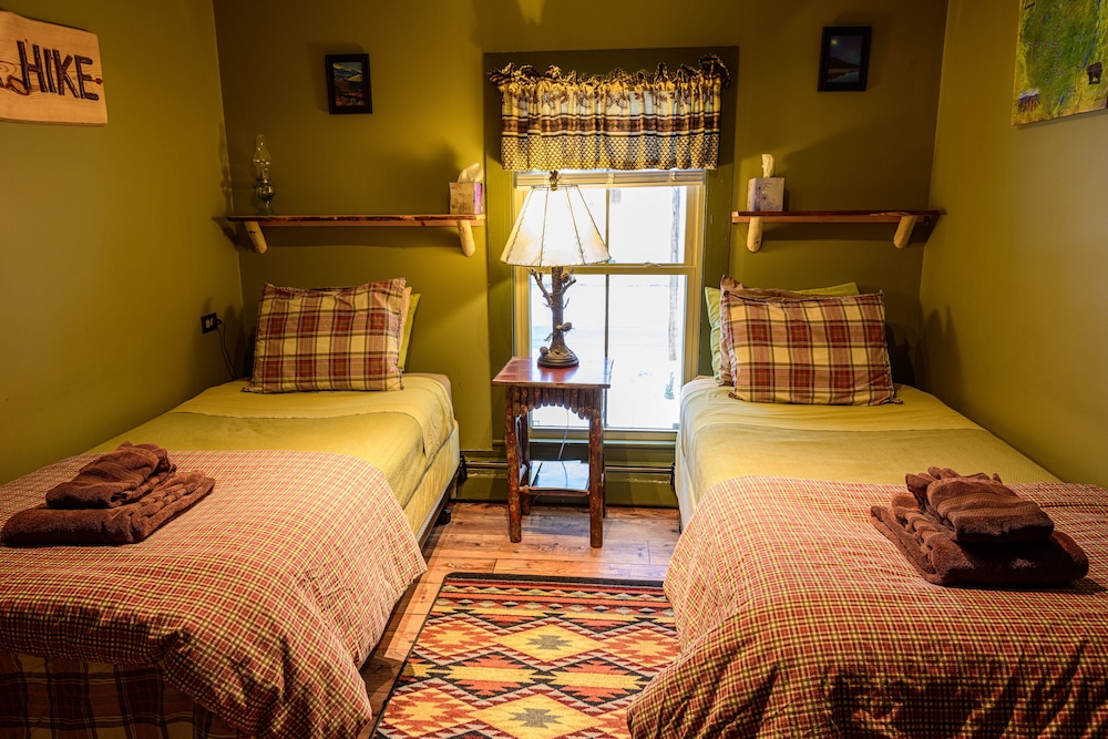 Room, 2 Twin Beds, Shared Bathroom