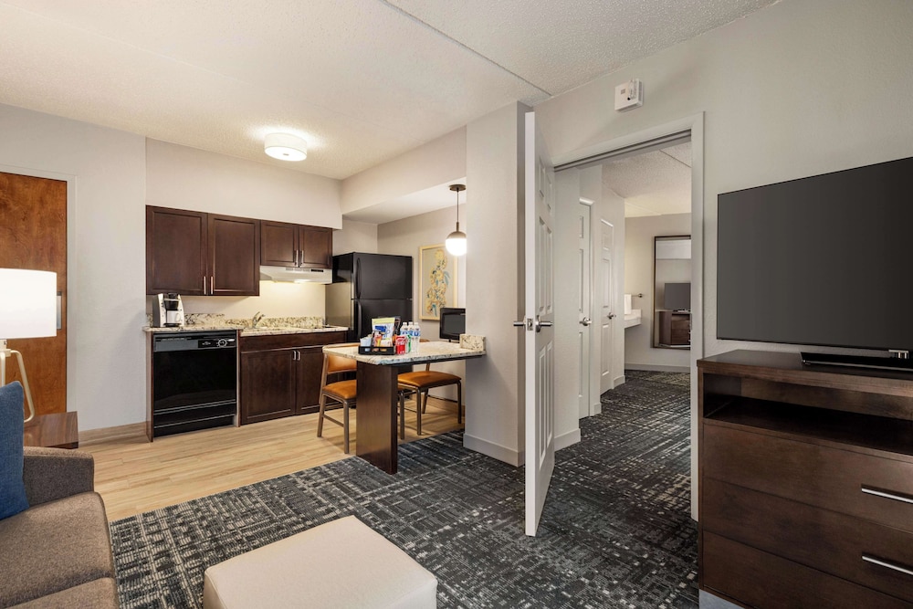 Premium Suite, 1 King Bed, Accessible, Bathtub - Photo 4