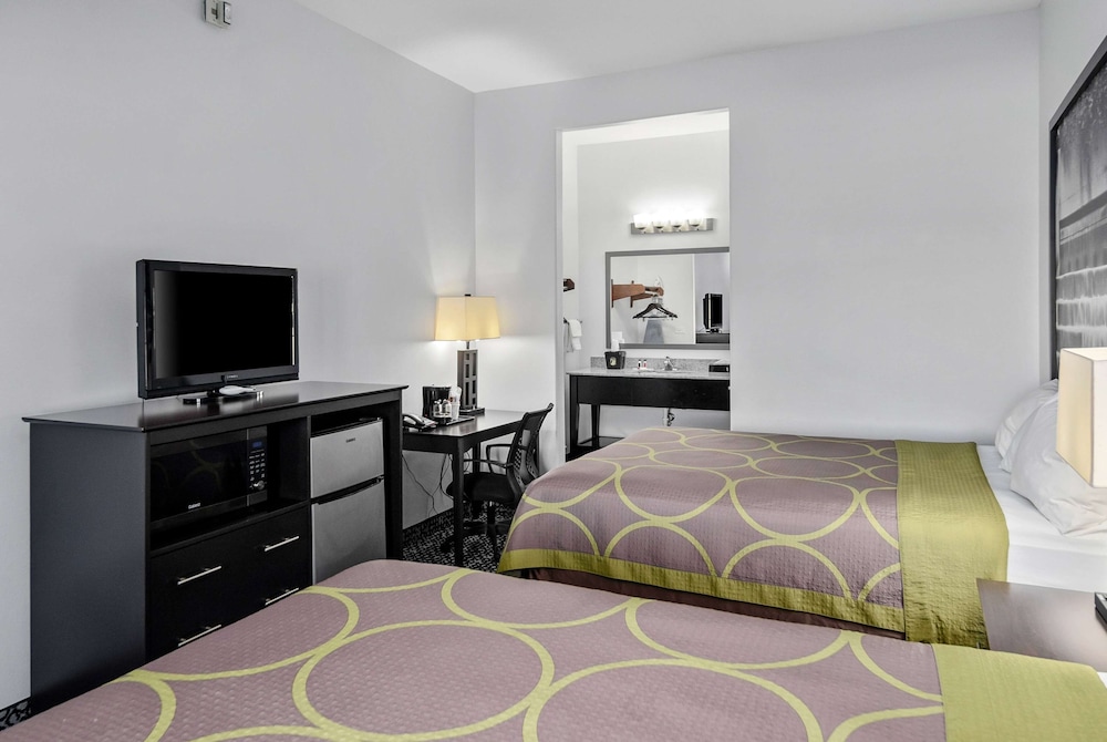 Room, 2 Queen Beds, Smoking - Photo 5