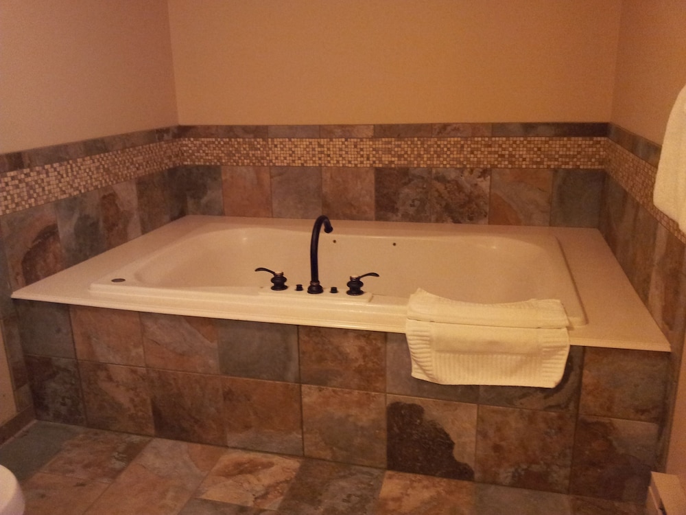 Room, 1 King Bed, Jetted Tub, Courtyard Area (Stair Access Only) - Photo 5