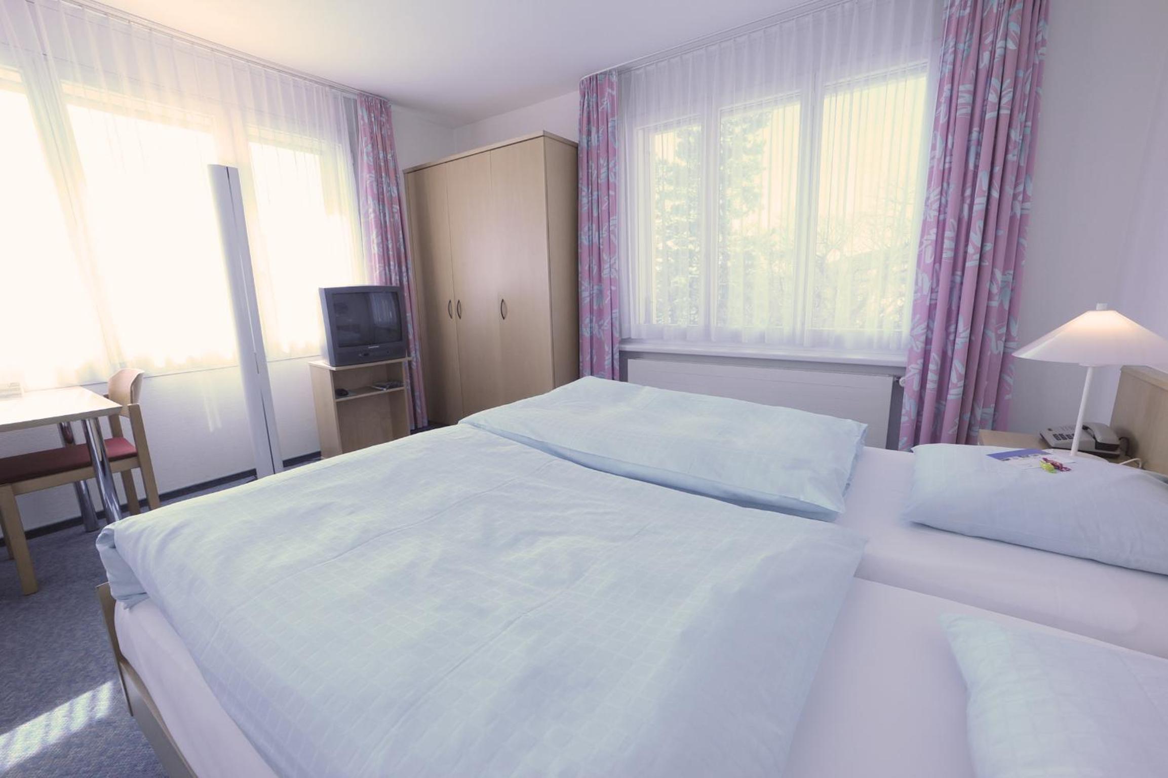 Double Room with Lake View - Photo 7