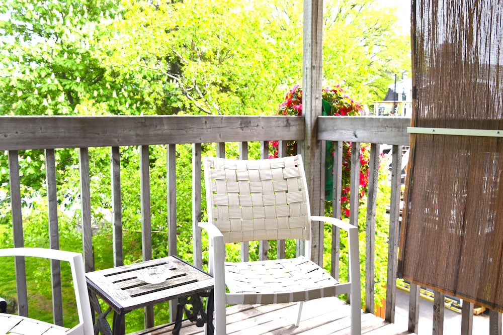 Studio, 1 King Bed, Kitchenette, and Balcony, photo 6