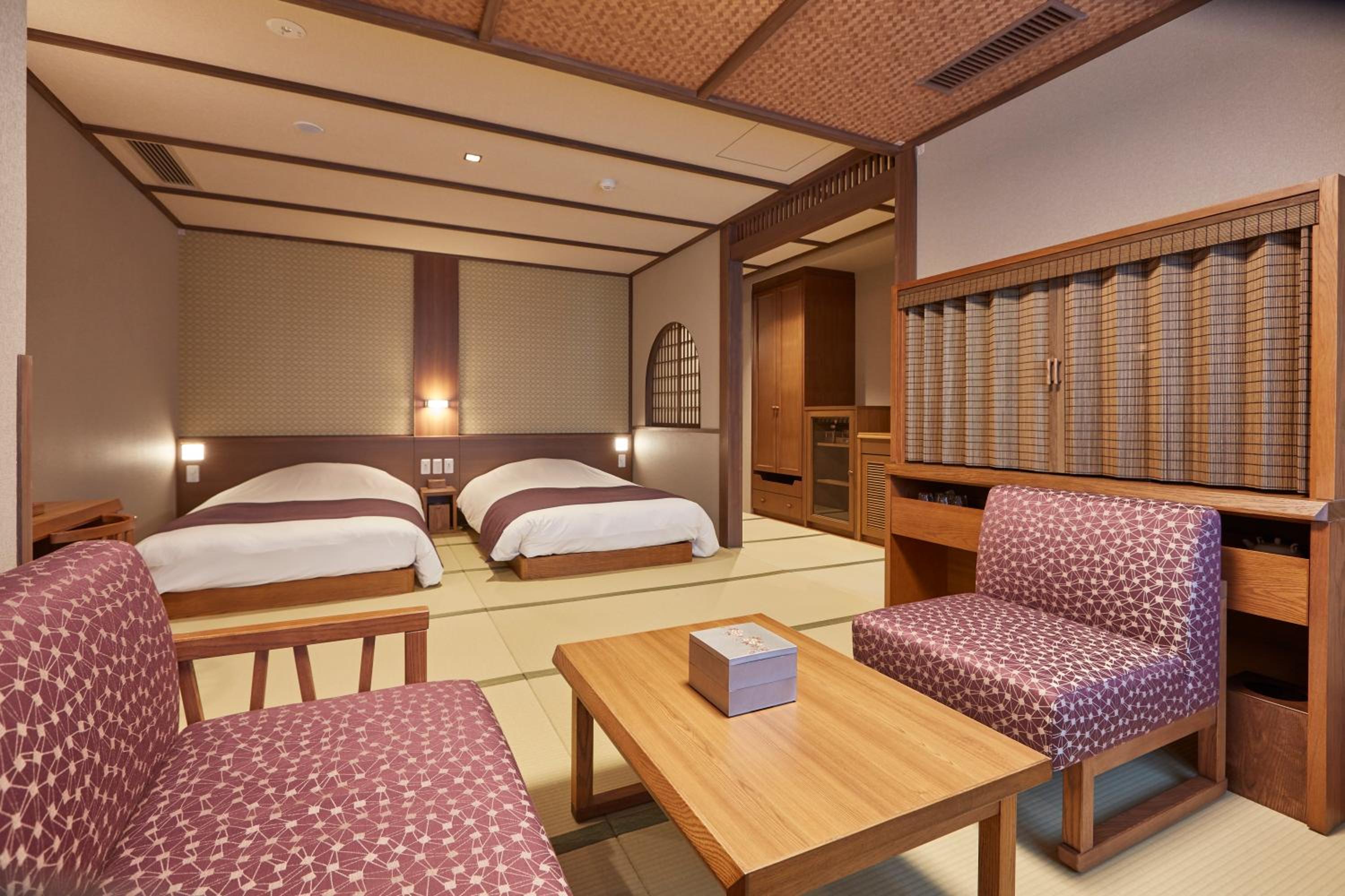 Quadruple Room with Private Bathroom photo 3